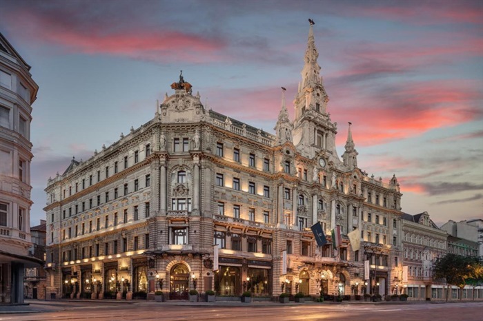 LOT 06 - TWO NIGHT STAY AT THE STUNNING 5* ANANTARA NEW YORK PALACE HOTEL BUDAPEST WITH A RIVER CRUISE 